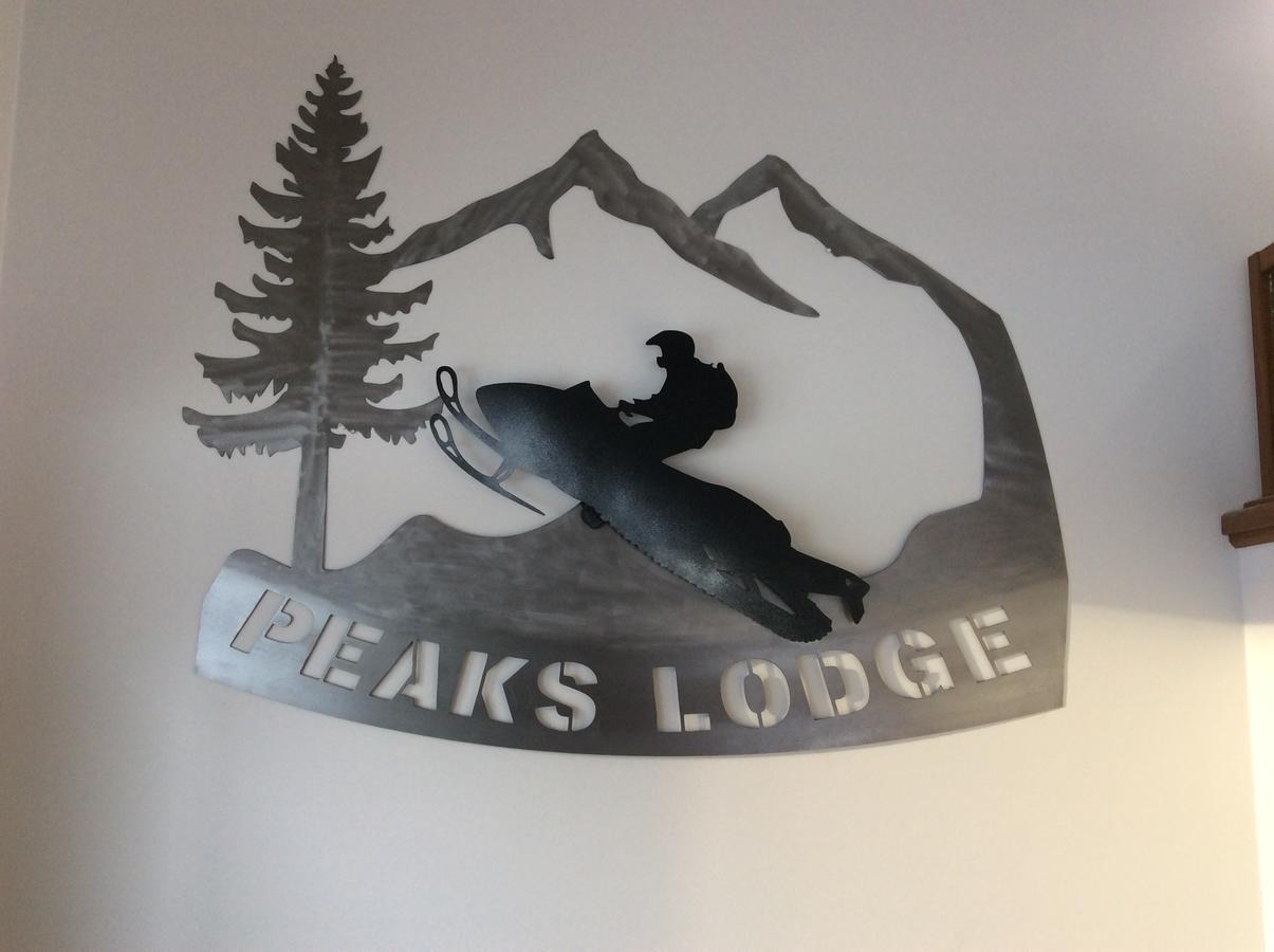Peaks Lodge Ревелсток Екстер'єр фото