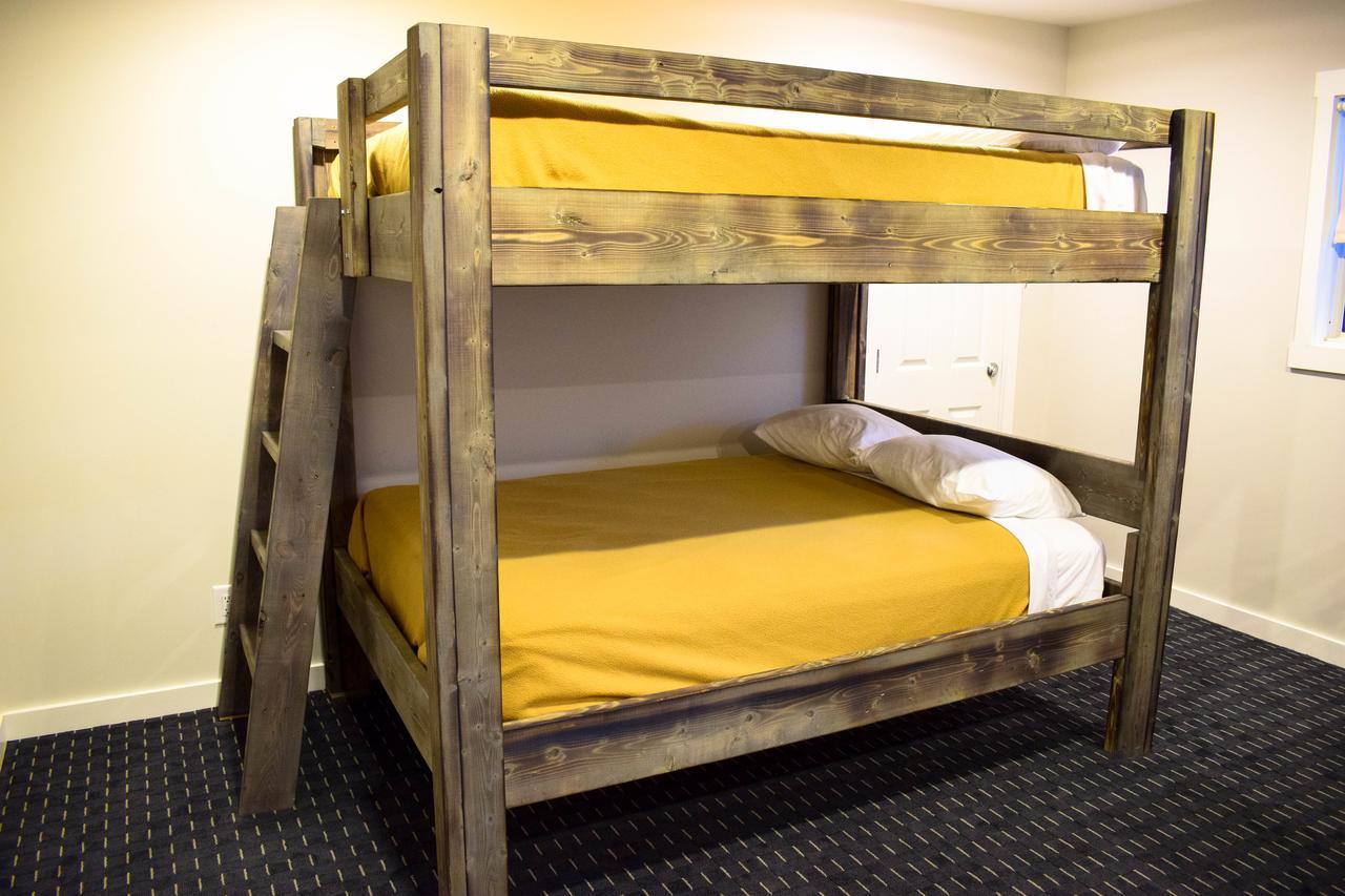 Peaks Lodge Ревелсток Екстер'єр фото