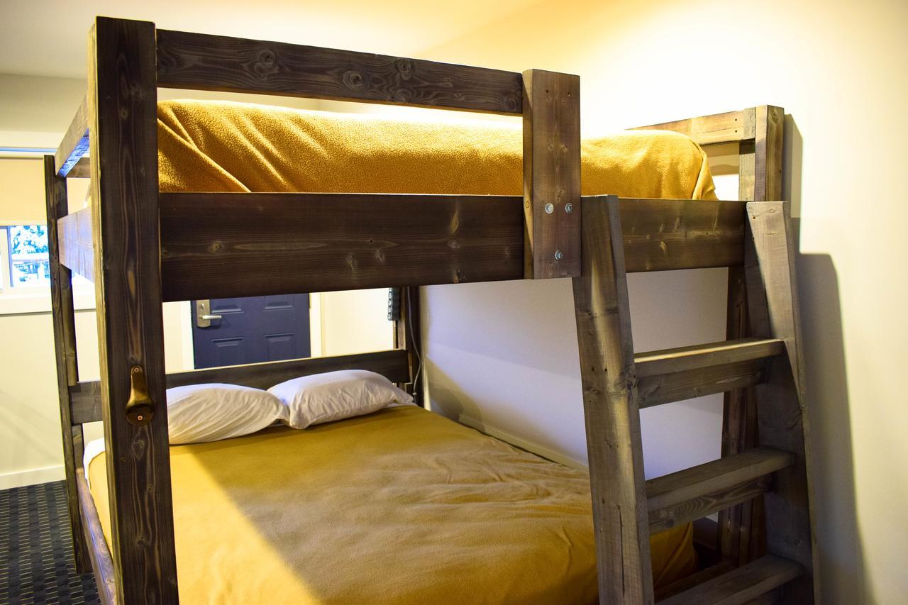 Peaks Lodge Ревелсток Екстер'єр фото