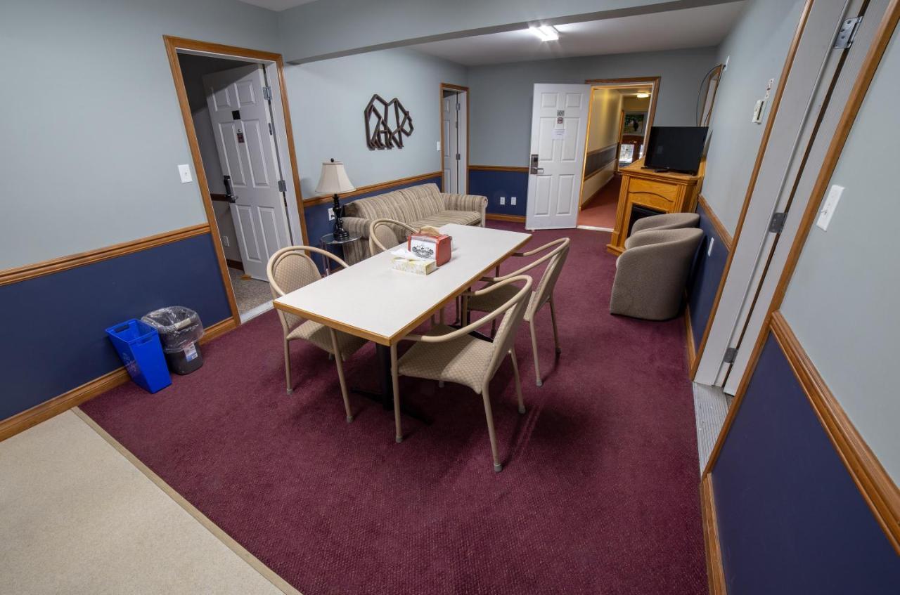 Peaks Lodge Ревелсток Екстер'єр фото