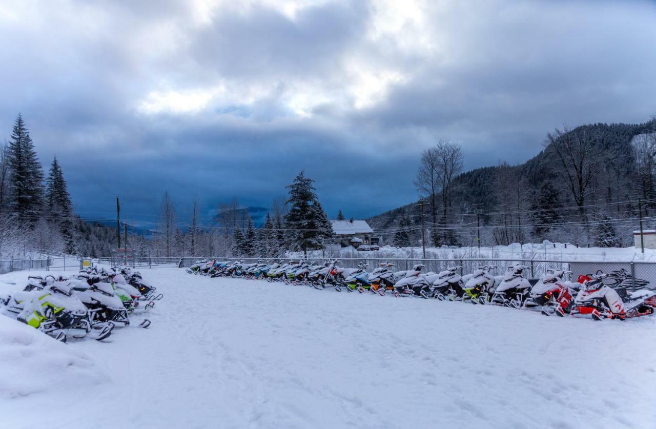 Peaks Lodge Ревелсток Екстер'єр фото