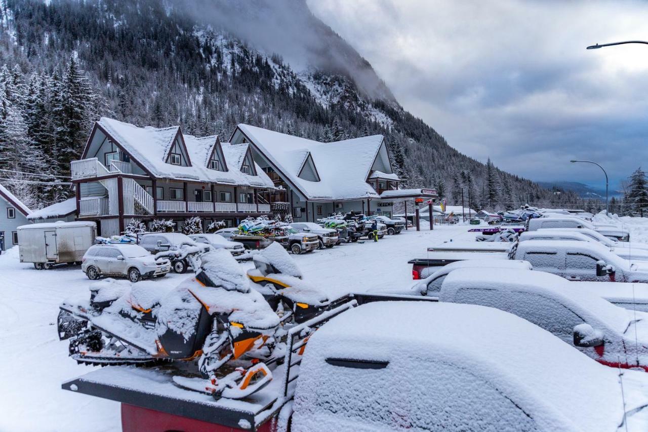 Peaks Lodge Ревелсток Екстер'єр фото