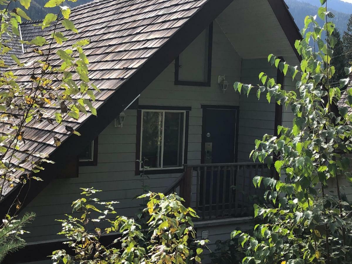 Peaks Lodge Ревелсток Екстер'єр фото
